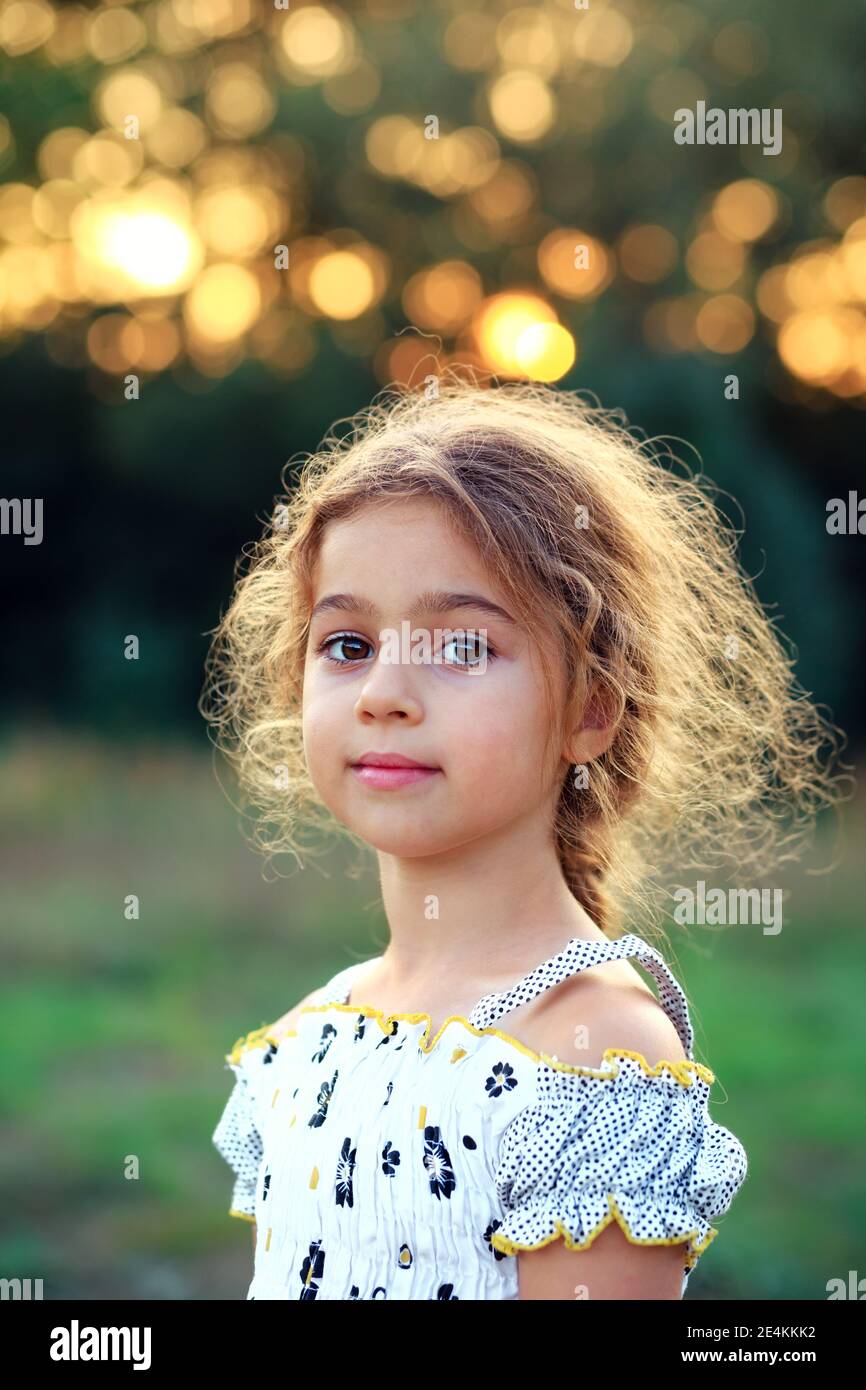 Portrait von lächelnd schöne kleine Mädchen im Sommer Park. Glückliches Kind, das auf die Kamera schaut Stockfoto
