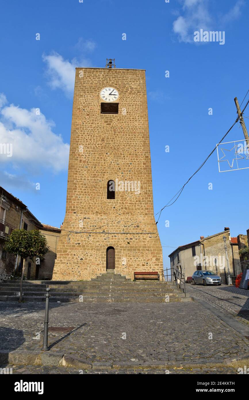 Eine schmale Straße zwischen den alten Häusern von Tora und Piccilli, einem Dorf in der Provinz Caserta, Italien. Stockfoto