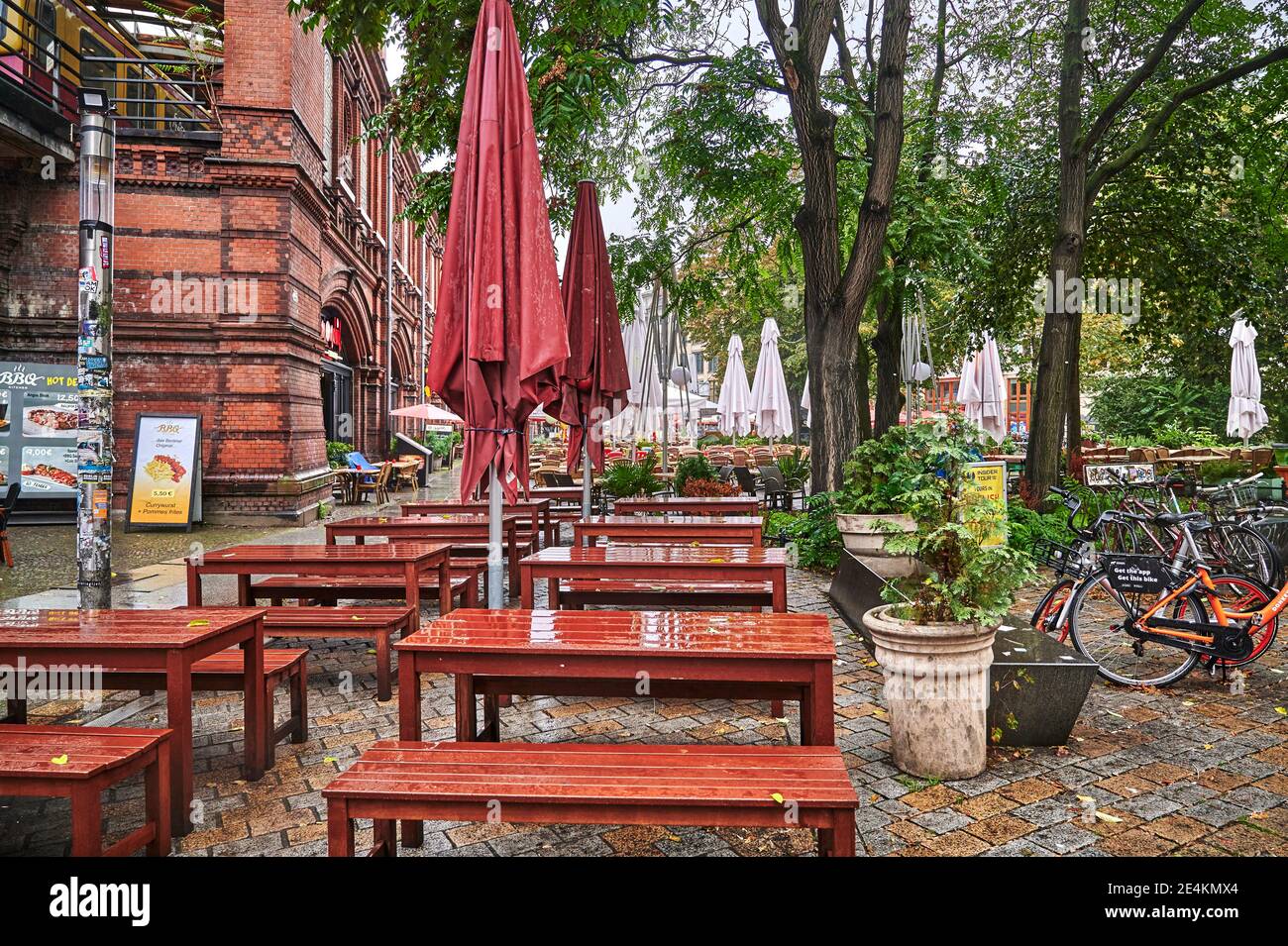 Berlin, Deutschland - 8. Oktober 2019: Verlassenes Restaurant mit verwaisten Tischen in der Berliner Innenstadt. Stockfoto