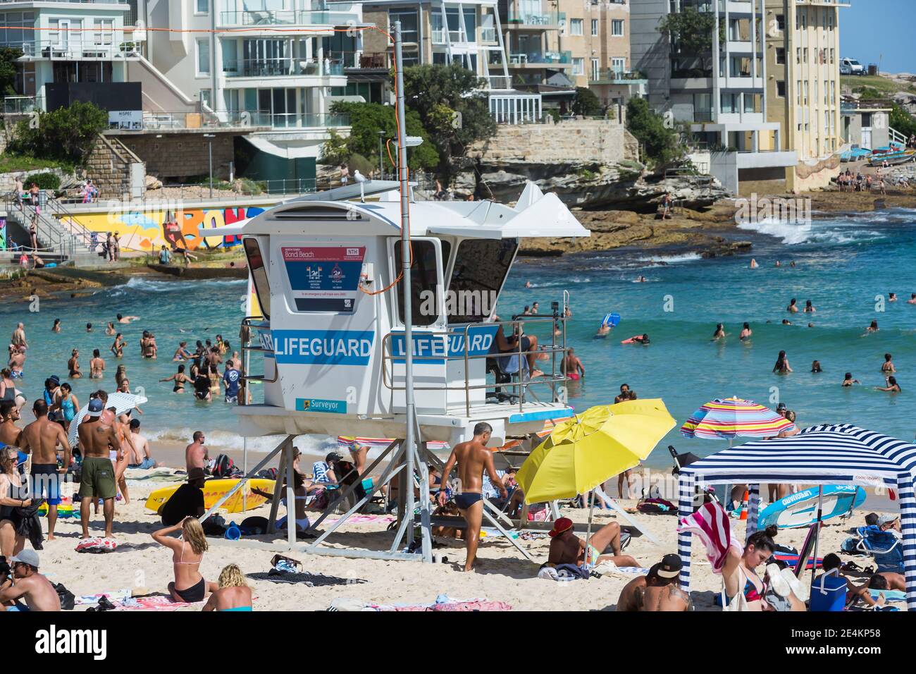 Sydney, Australien. Sonntag24. Januar 2021. Die Hitzewelle traf Sydney diese Woche. Bondi Beach ist voll mit allen, die versuchen, sich an diesem Wochenende abzukühlen. Kredit Paul Lovelace/Alamy Live Nachrichten Stockfoto