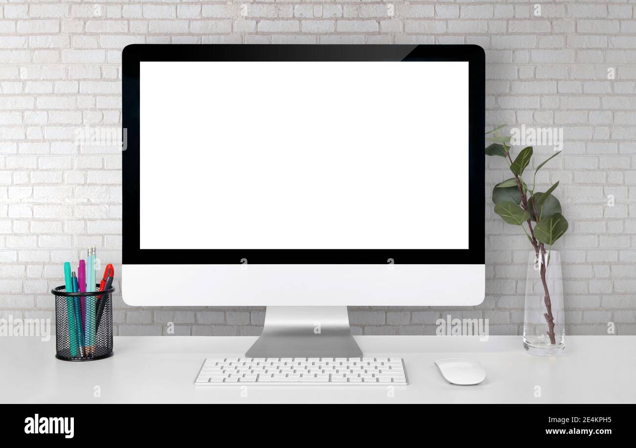 Mockup Display Bildschirm leer Computer auf Schreibtisch mit weißer Wand,  Büro und Arbeitsplatz, Monitor mit leer, Büro und Arbeitsplatz im Raum,  Kopierraum, Modus Stockfotografie - Alamy