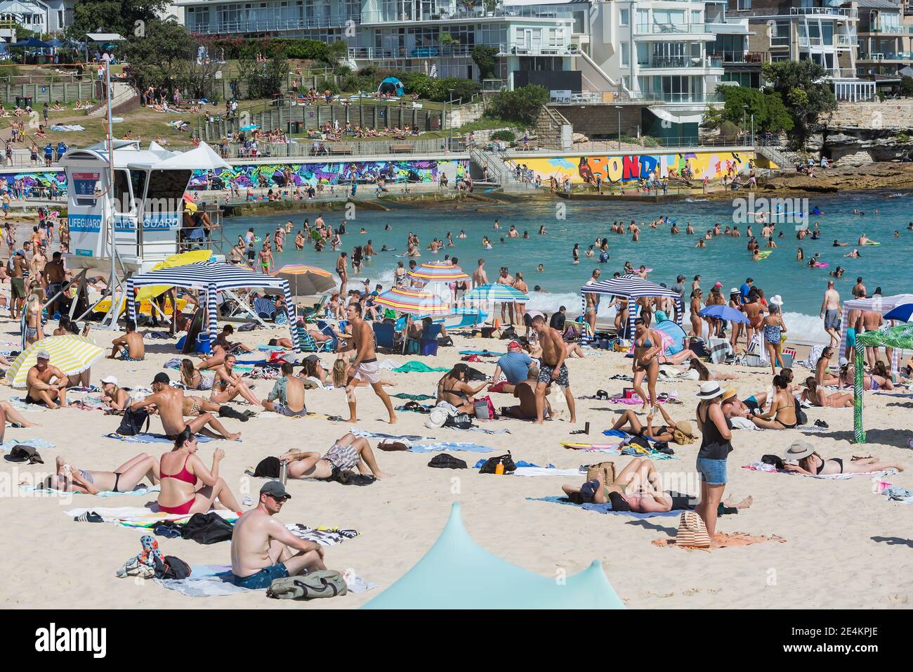 Sydney, Australien. Sonntag24. Januar 2021. Die Hitzewelle traf Sydney diese Woche. Bondi Beach ist voll mit allen, die versuchen, sich an diesem Wochenende abzukühlen. Kredit Paul Lovelace/Alamy Live Nachrichten Stockfoto