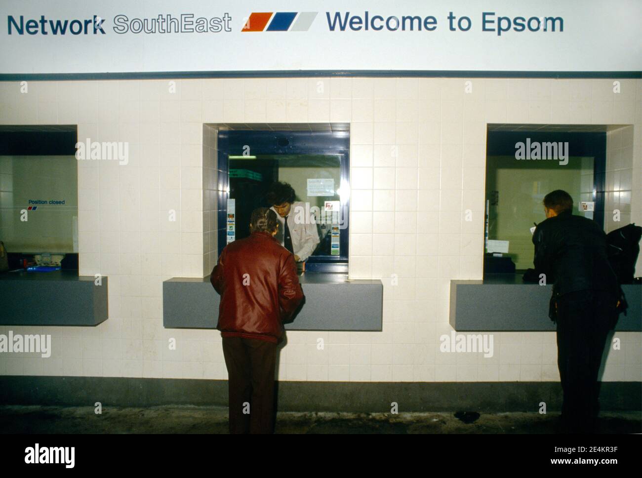 Epsom Surrey England Männer kaufen Tickets in Ticket Office von Ein Bahnhof Stockfoto