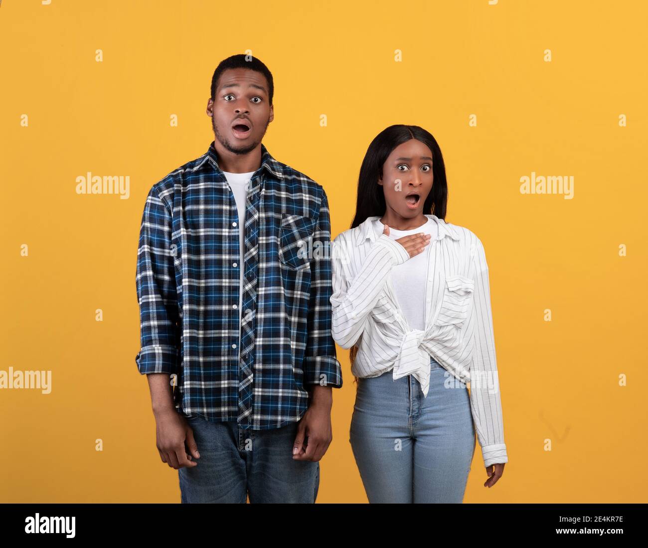 Junge afroamerikanische verängstigte Paare fühlen sich erschrocken Stockfoto