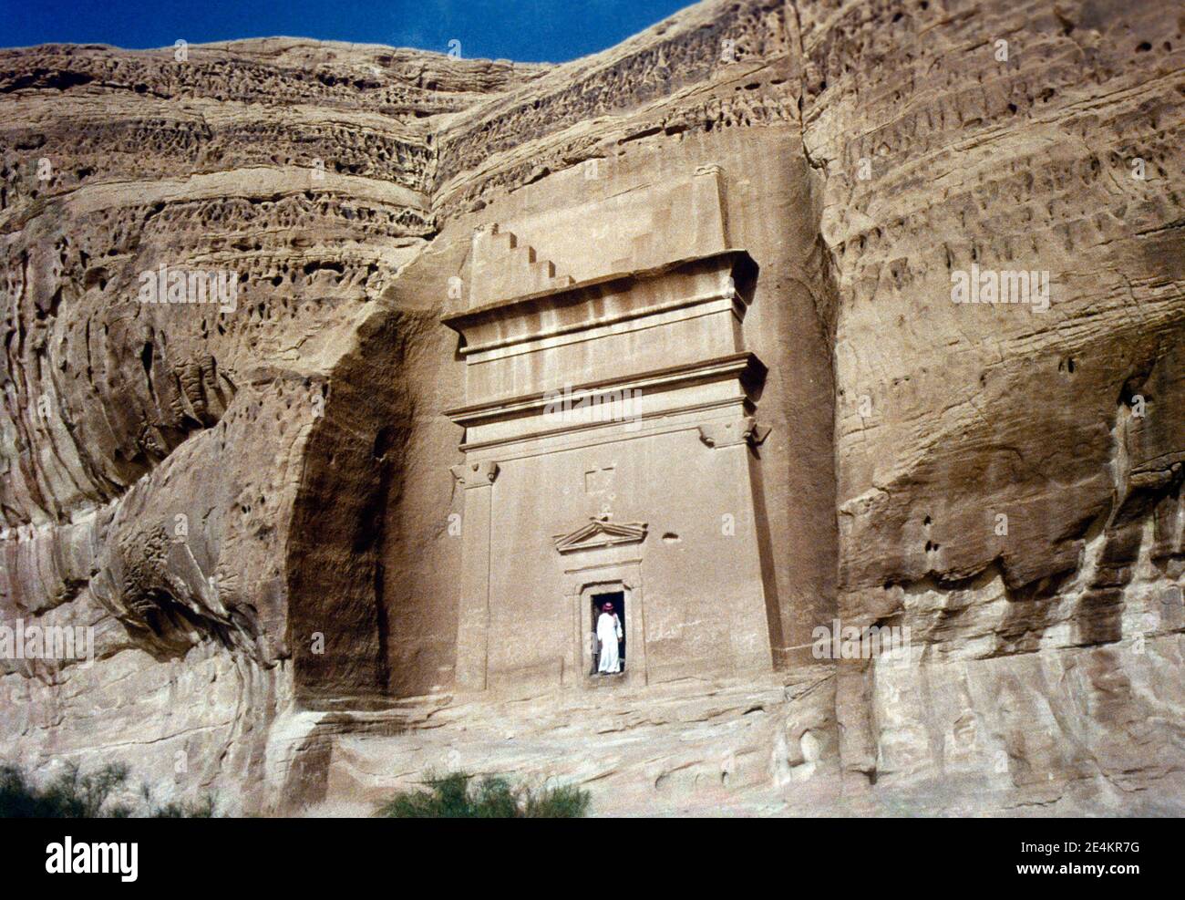 Mada'in Saleh Saudi-Arabien Mann steht am Eingangsportal Des Nabatäischen Grabes in der Nähe der Qasr Al-Bint Gegend Stockfoto
