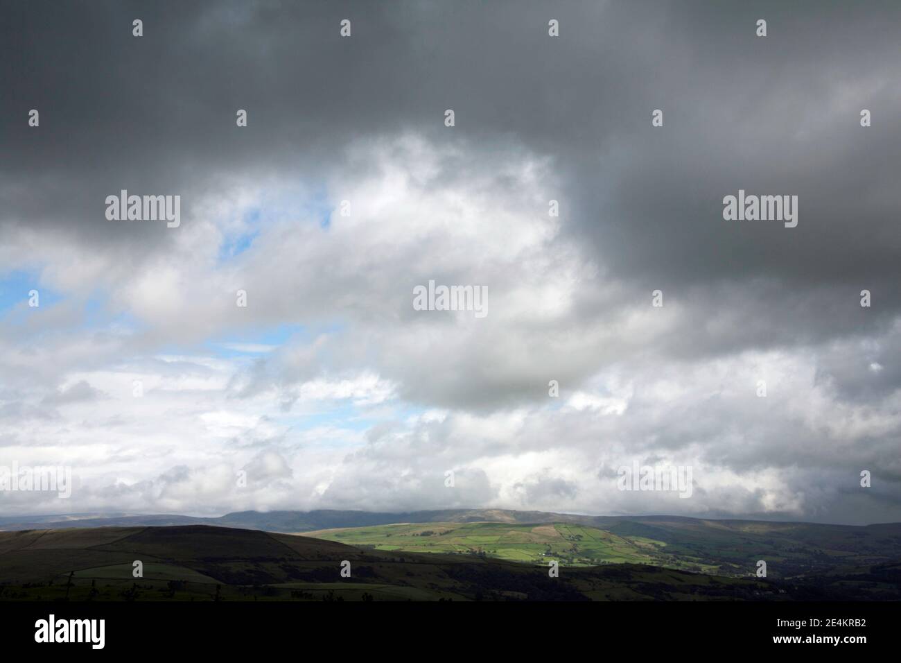 Sommer Sturm Wolken über Kinder Scout Derbyshire von gesehen Der Gritstone Trail sponds Hill Lyme Handley Cheshire Stockfoto