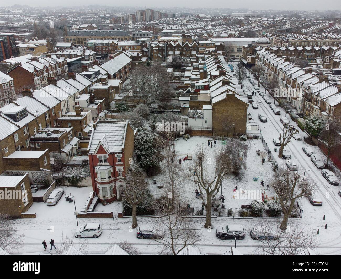 North West London Kilburn Queens Park Brondesbury ist schneebedeckt Stockfoto
