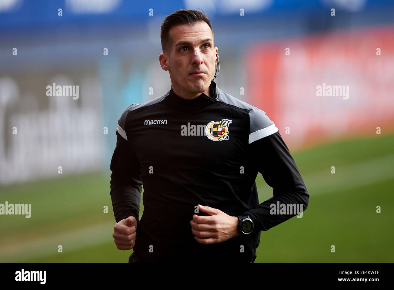 Pamplona, Spanien. Januar 2021, 24. Schiedsrichter Estrada Fernandez vor dem Spiel der La Liga zwischen CA Osasuna und Granada CF spielte im El Sadar Stadion. Kredit: Ion Alcoba/Capturasport/Alamy Live Nachrichten Stockfoto