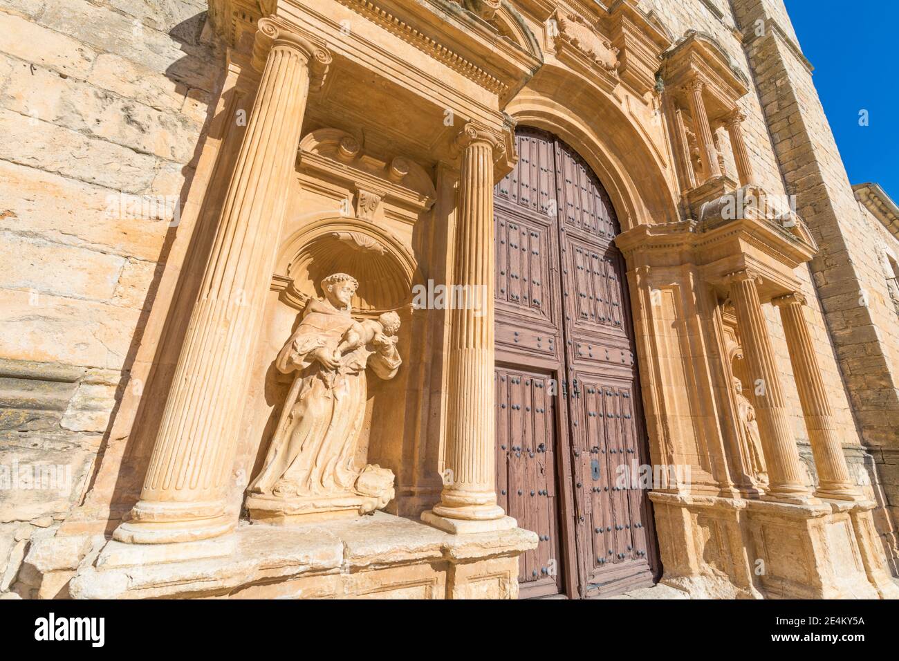 Mönch mit Kind in Waffen Statue in barocken Außentür der Pfarrei Santa Ana, Wahrzeichen und Denkmal in Penaranda de Duero, Burgos, Kastilien und Leon, Stockfoto