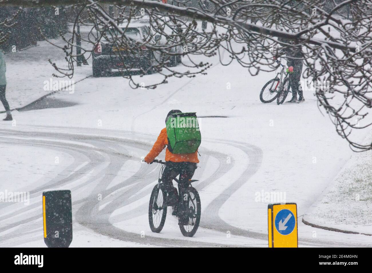 UK Weather, London, 24 January 2021: Ein seltener Schneefall erreichte die Hauptstadt am Sonntagmorgen und beschichtete Bäume und Dächer über 2 Stunden mit etwa 2cm Schnee. Ein Fahrer, der mit Lebensmitteln beliefert wurde, arbeitete wie gewohnt, trotz der schneebedeckten Straßen. Anna Watson/Alamy Live News Stockfoto