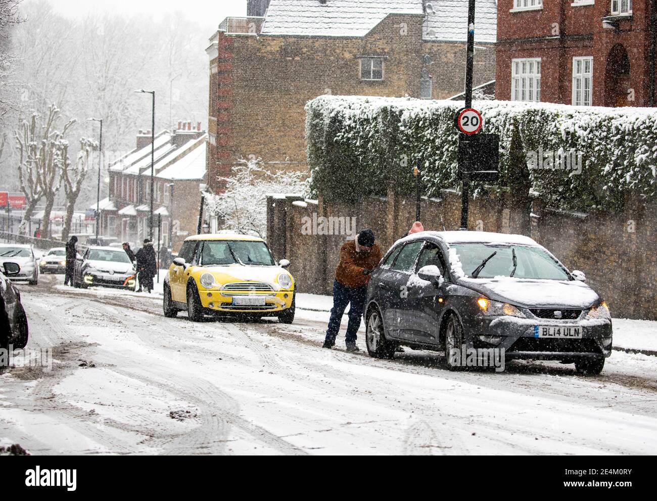 PIC Shows; Autos mussten schieben und ein Londoner Bus rutschte gefährlich] dichter Schneesturm trifft die Hauptstadt 24.1.21 hier in Highgate North London p Stockfoto