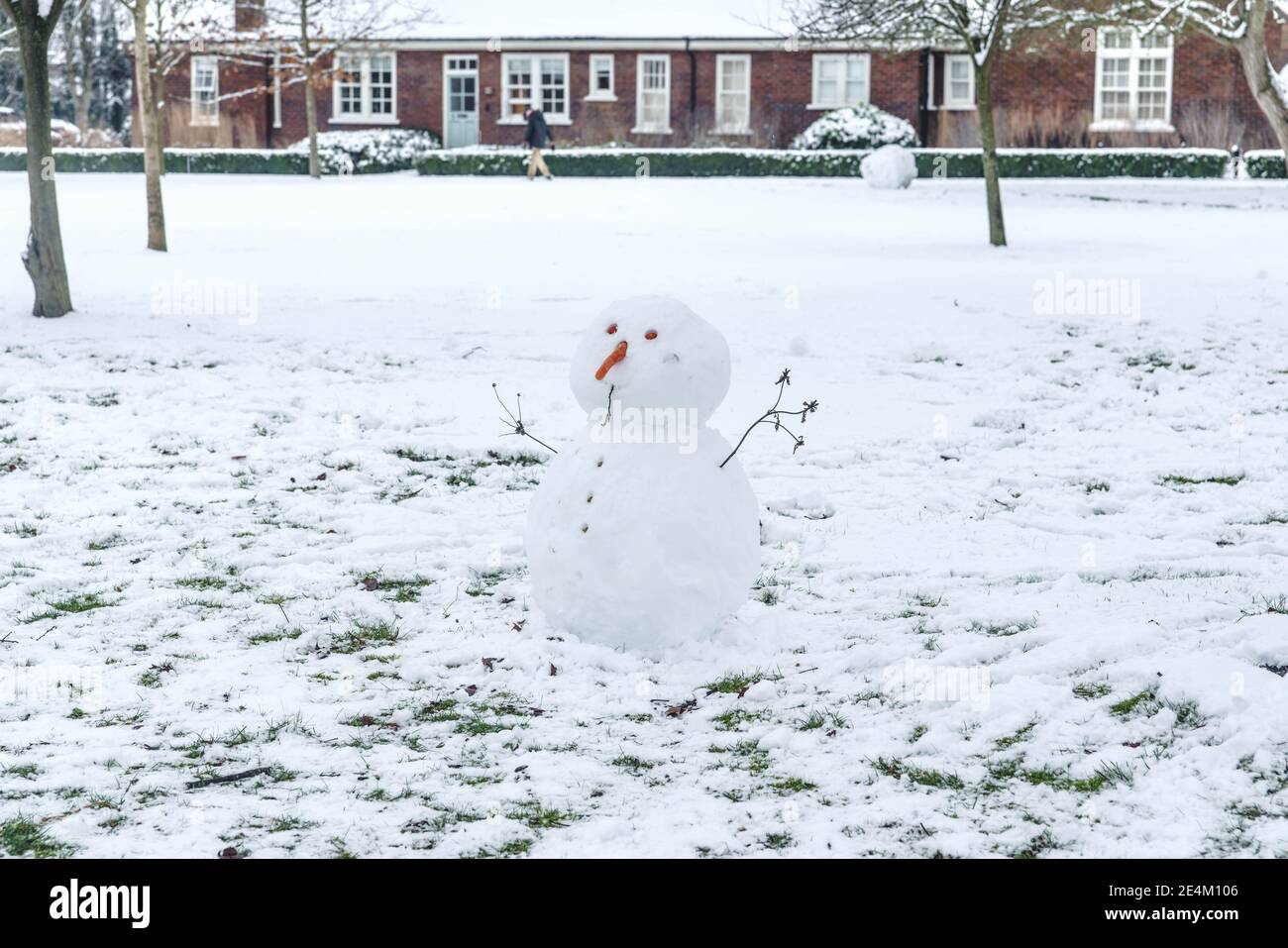 Bicester, Oxfordshire, Großbritannien. Januar 2021. WETTER: Teile von North Oxfordshire erwachte zu einem leichten Schneefall heute, mit vielen Menschen, die Bewegung zu Fuß Hunde und Schneemänner bauen Bridget Catterall / Alamy Live News Stockfoto