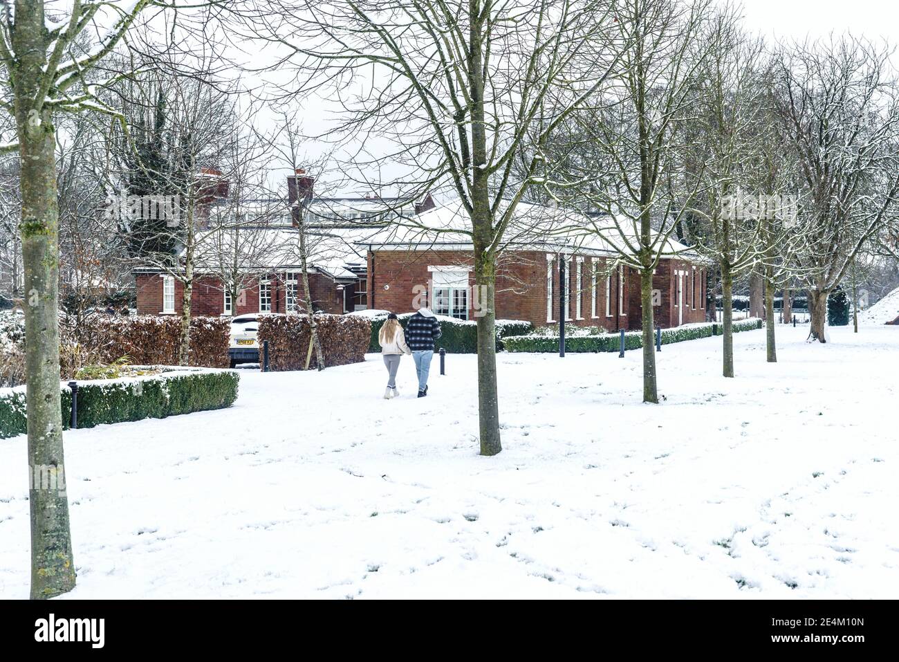 Bicester, Oxfordshire, Großbritannien. Januar 2021. WETTER: Teile von North Oxfordshire erwachte zu einem leichten Schneefall heute, mit vielen Menschen, die Bewegung zu Fuß Hunde und Schneemänner bauen Bridget Catterall / Alamy Live News Stockfoto
