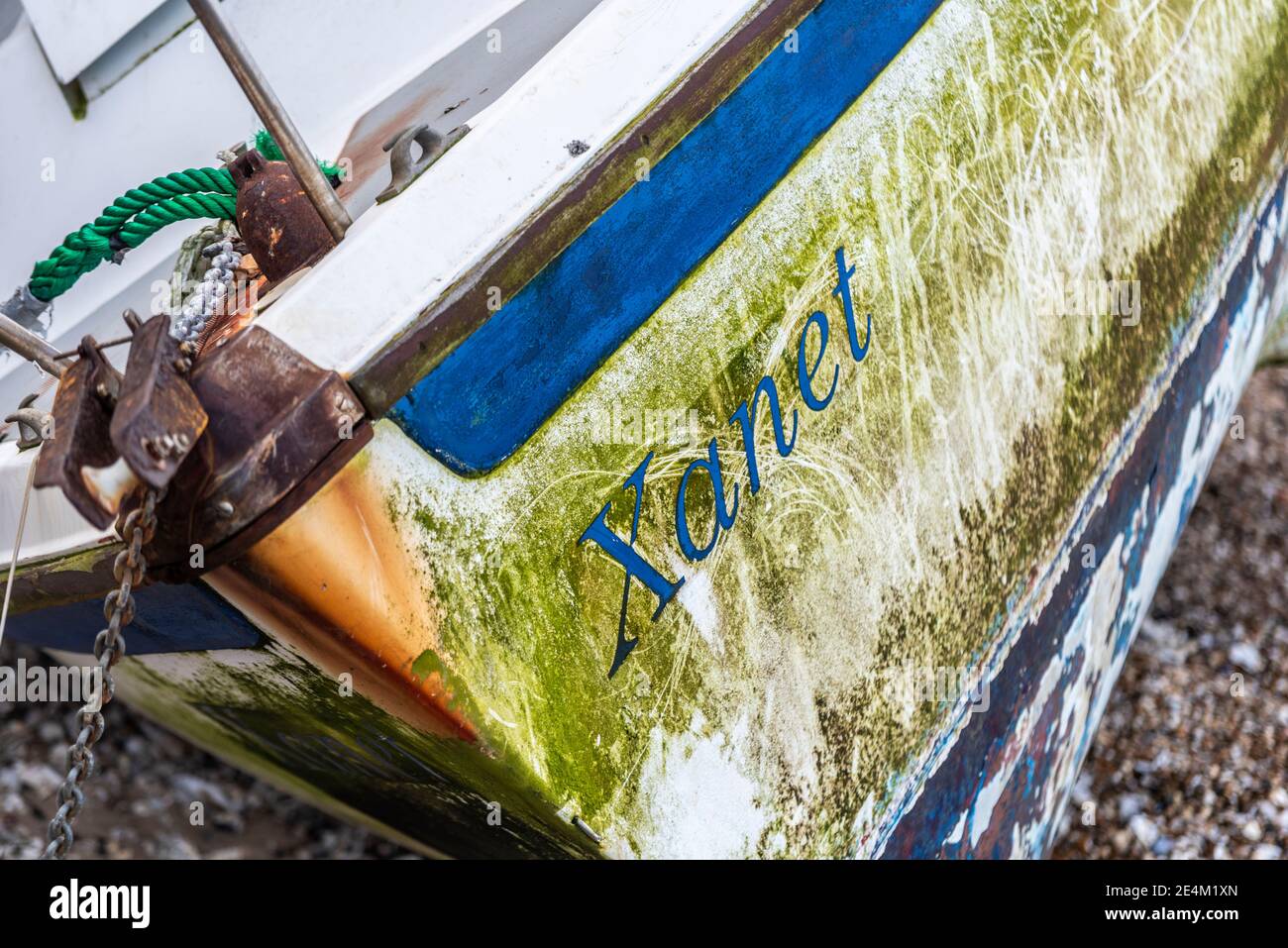 Das Boot namens Xanet wurde von stürmischem Meer an den Strand gespült. Washed Against Barge Pier, Shoeburyness, Essex, UK, auf Mod Land off limits wegen der Munition Stockfoto
