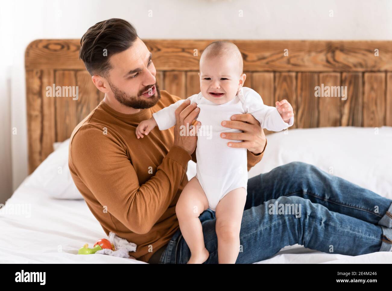 Baby Kleinkind Weint Während Vater Spielt Mit Ihr Zu Hause Stockfoto