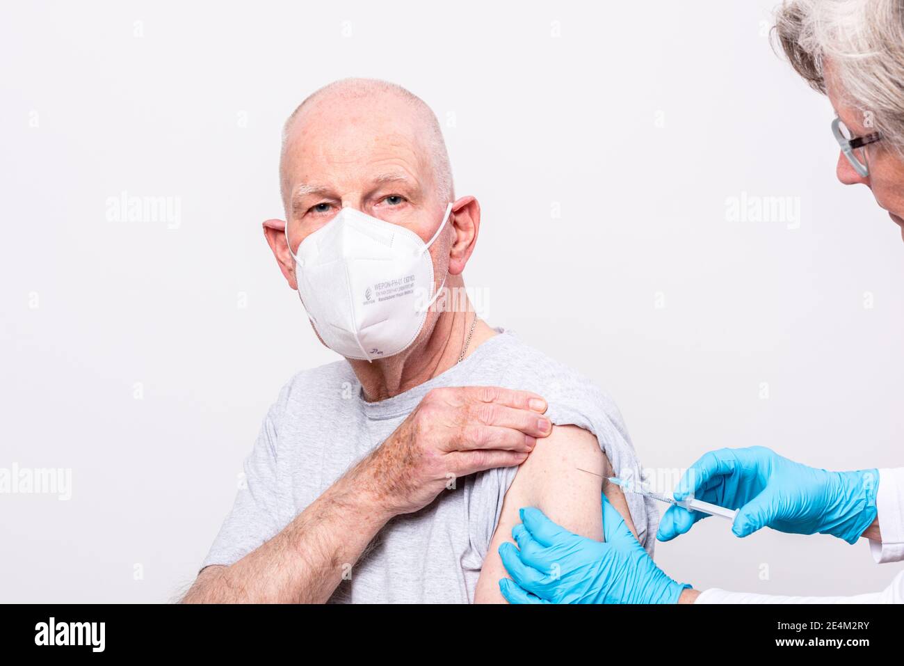Seit dem 25.01.2021 sind in ganz Deutschland nur noch medizinische Gesichtsmasken in Geschäften und öffentlichen Gebäuden zugelassen, die Stoffmasken Stockfoto