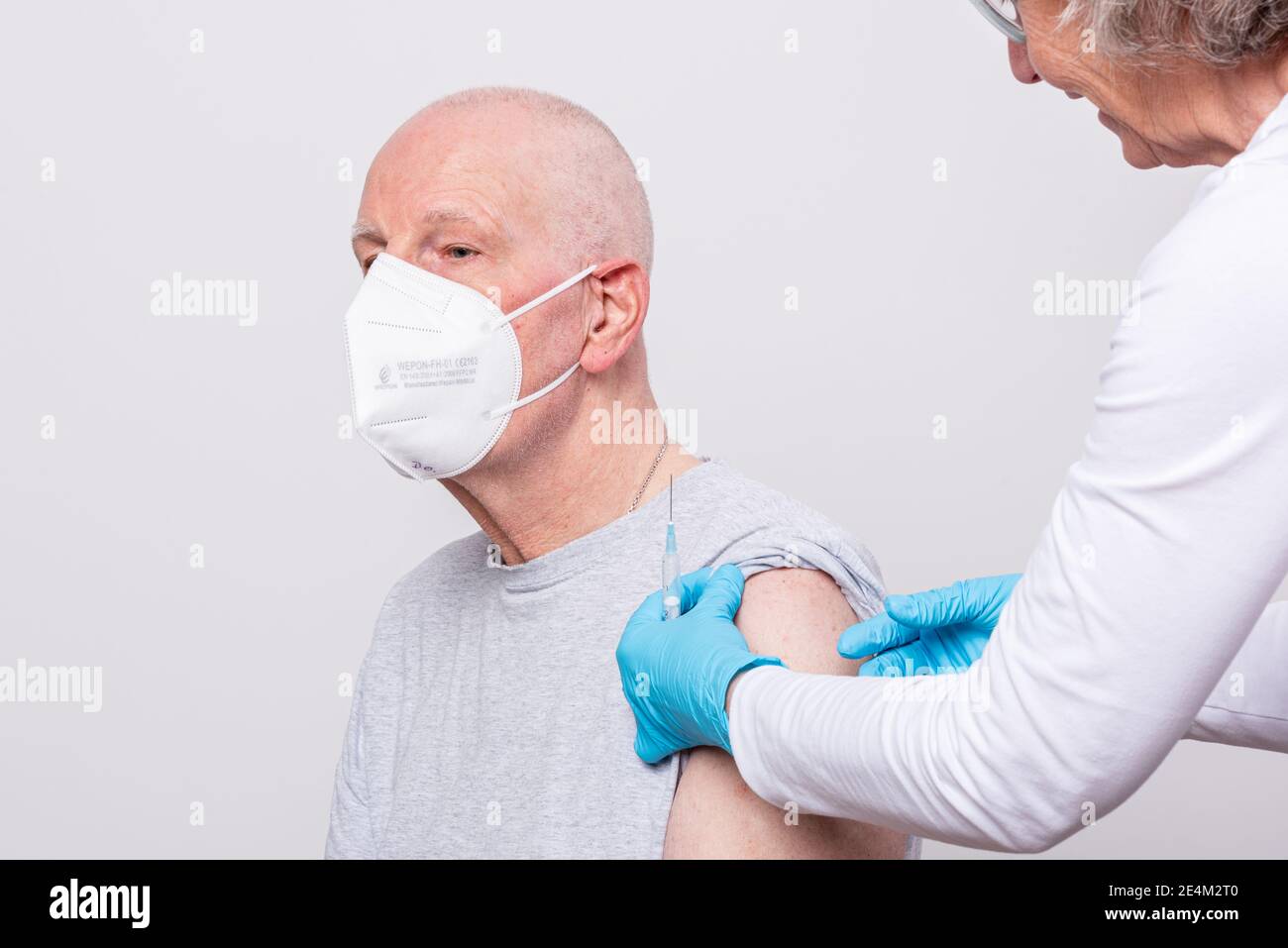 Seit dem 25.01.2021 sind in ganz Deutschland nur noch medizinische Gesichtsmasken in Geschäften und öffentlichen Gebäuden zugelassen, die Stoffmasken Stockfoto