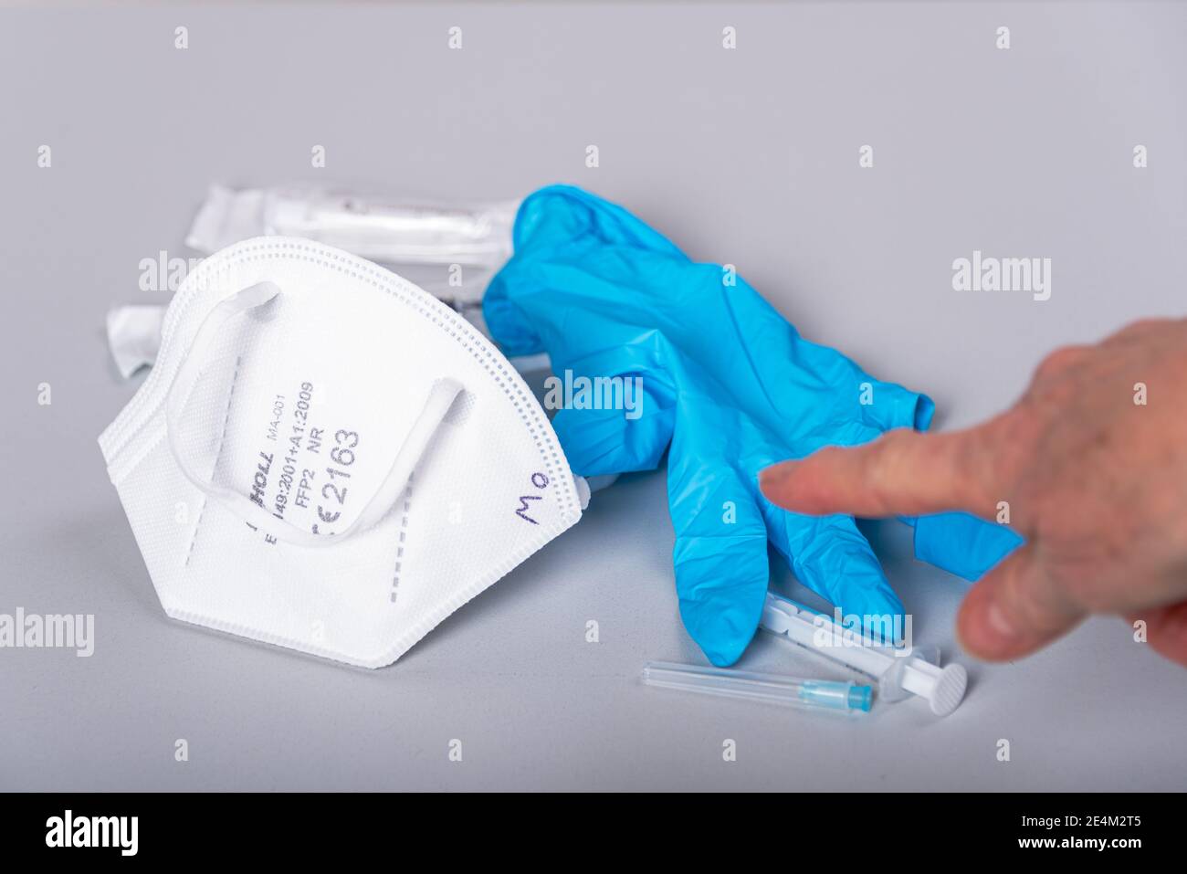 Seit dem 25.01.2021 sind in ganz Deutschland nur noch medizinische Gesichtsmasken in Geschäften und öffentlichen Gebäuden zugelassen, die Stoffmasken Stockfoto