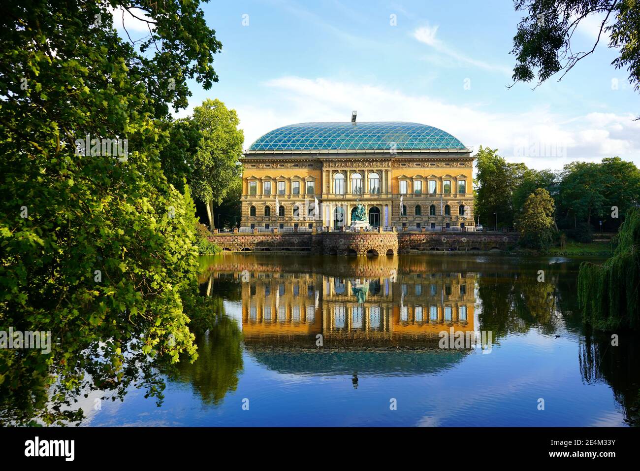 Blick auf das Museum für zeitgenössische Kunst K21 (ehemaliges „Ständehaus“), erbaut 1876 - 1880, am Kaiserteich. Stockfoto