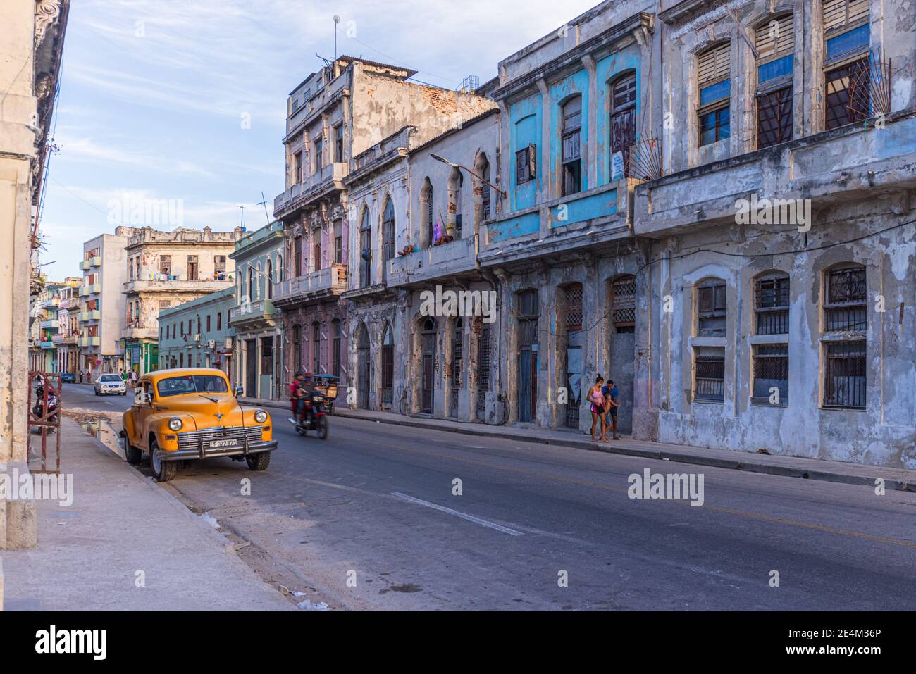 Havanna, Kuba - 11. Januar 2021: Leere Straßen im alten Havanna, Kuba. Das tägliche Leben in Havanna Vieja hat sich durch die globale Corona-Pandemie verändert. Stockfoto