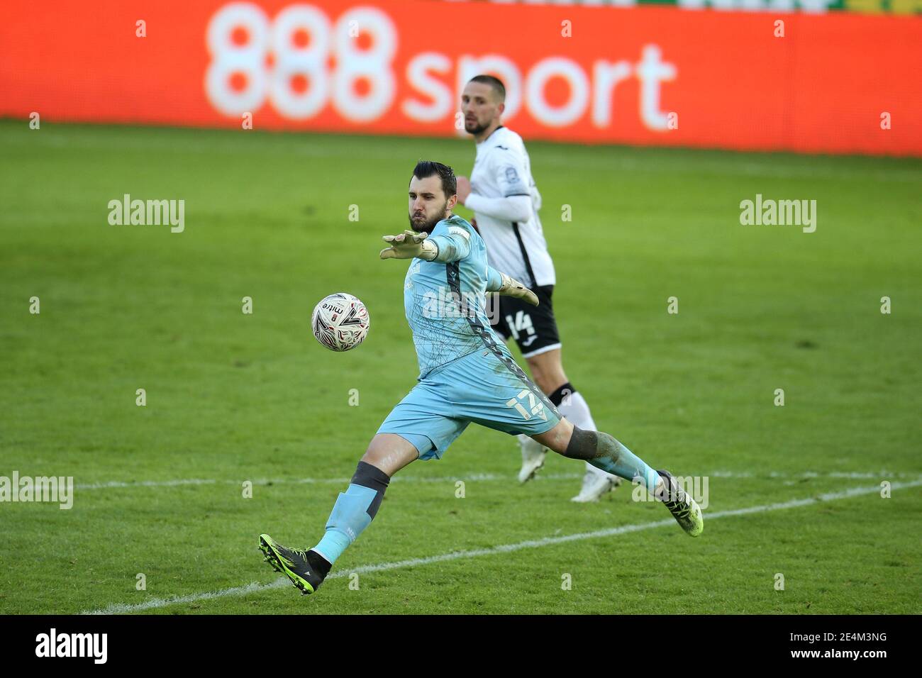 Swansea, Großbritannien. Januar 2021. Jordan Smith, der Torhüter von Nottingham Forest in Aktion. Der Emirates FA Cup, 4. Spielrunde, Swansea City gegen Nottingham Forest im Liberty Stadium in Swansea, South Wales am Samstag, 23. Januar 2021. Dieses Bild darf nur für redaktionelle Zwecke verwendet werden. Nur redaktionelle Verwendung, Lizenz für kommerzielle Nutzung erforderlich. Keine Verwendung in Wetten, Spiele oder ein einzelner Club / Liga / Spieler Publikationen. PIC von Andrew Orchard / Andrew Orchard Sport Fotografie / Alamy Live News Credit: Andrew Orchard Sport Fotografie / Alamy Live News Stockfoto