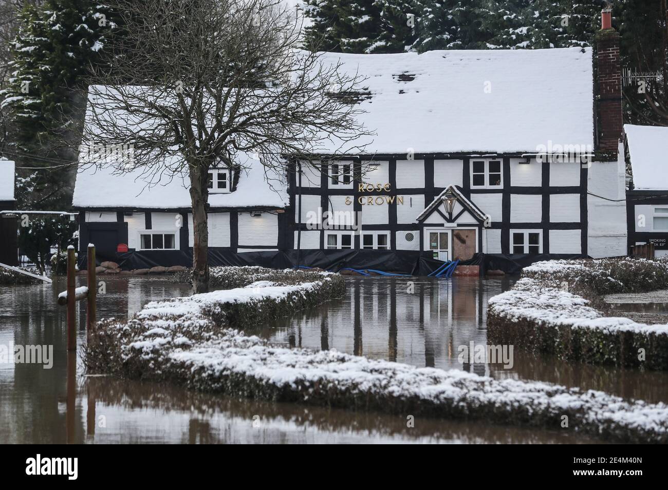 Das Rose and Crown Pub in Severn Stoke ist von Überschwemmungen nach nächtlichen Schneefällen in Worcestershire abgeschnitten. Bilddatum: Sonntag, 24. Januar 2021. Stockfoto