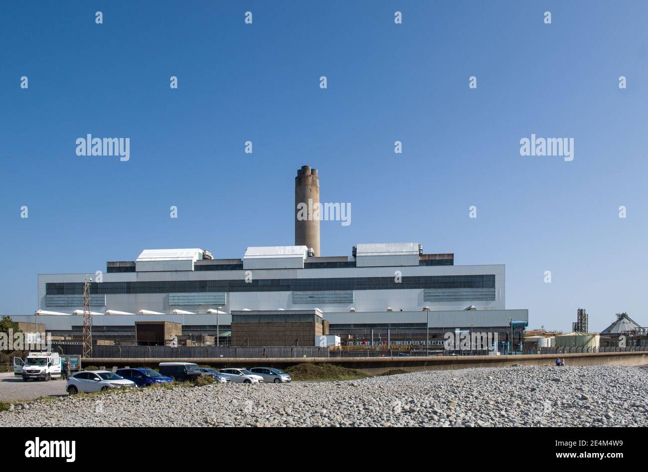 Aberthaw B Kraftwerk an der Küste von Aberthew an der Glamorgan Küste, Südwales, wartet auf Abriss. Stockfoto