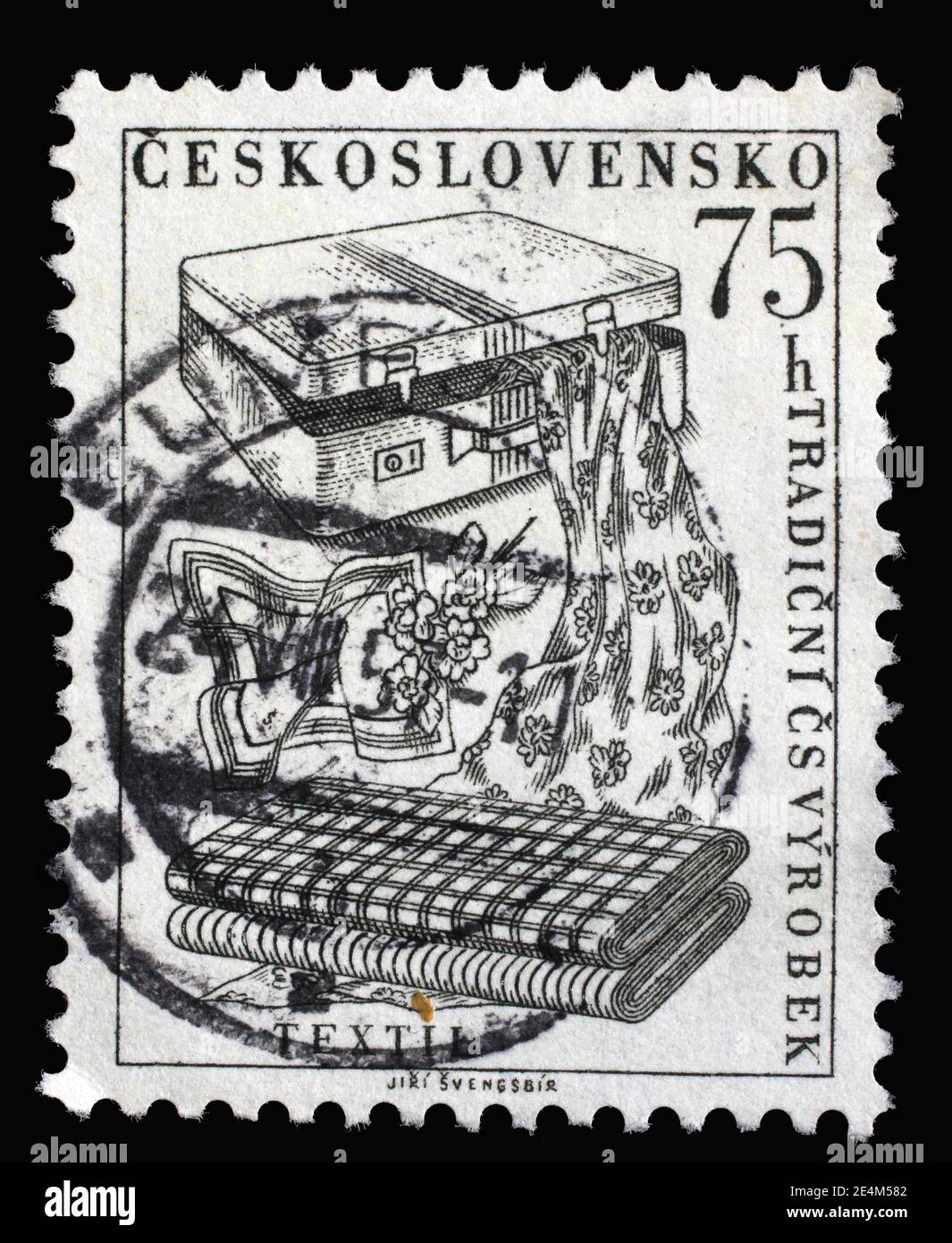 Die in der Tschechoslowakei gedruckte Briefmarke zeigt Textilien aus der Serie traditionelle Produkte der Tschechoslowakei, um 1956 Stockfoto