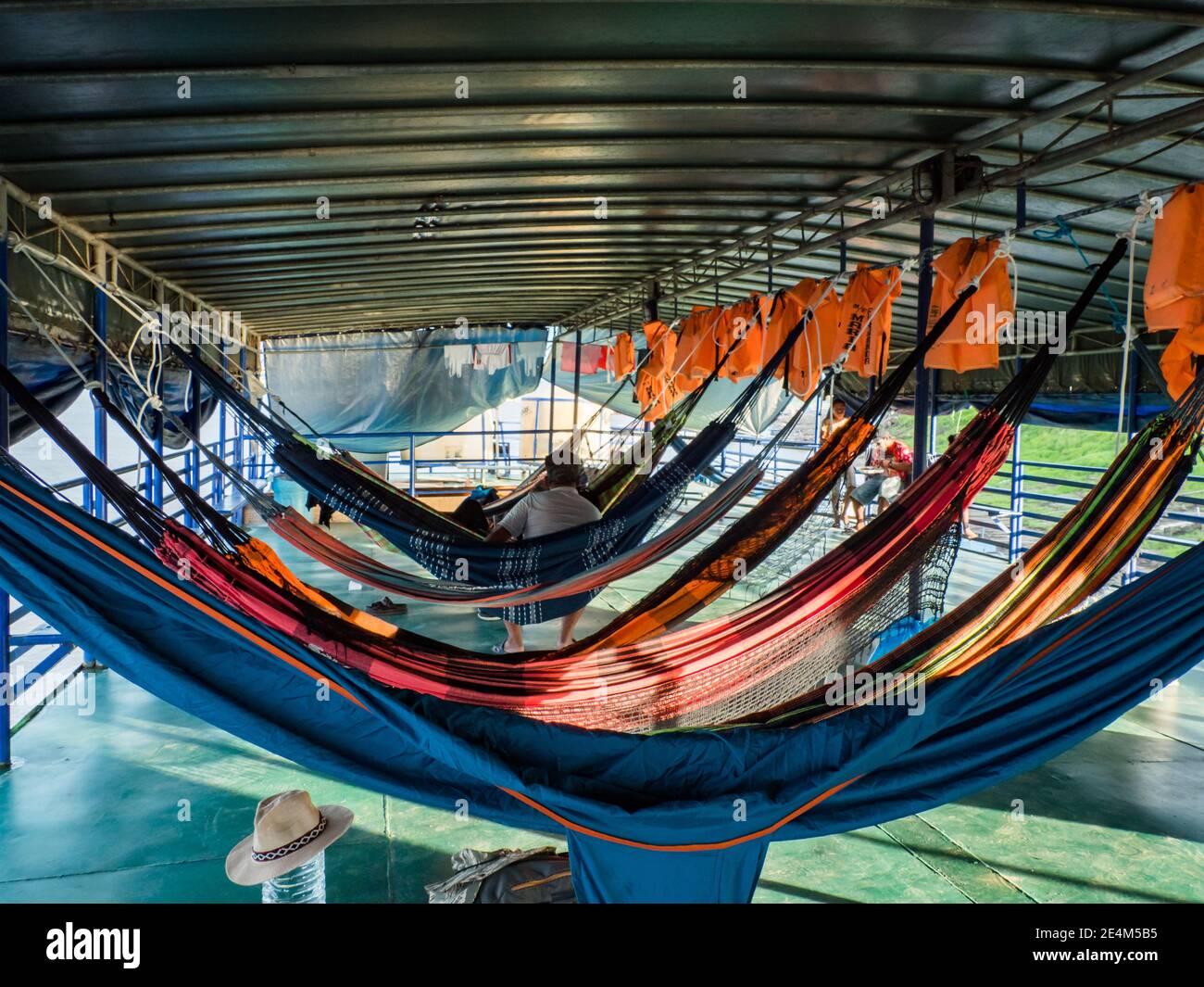 Amazon River, Peru - 19. Sep 2019: Viele schöne, bunte Hängematten auf dem  Frachtschiff. Amazonien, Weg von Santa Rosa nach Iquitos. Amazonas, Peru  Stockfotografie - Alamy