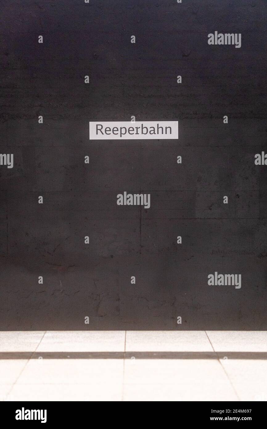 Reeperbahn Bahnsteig-Schild an der Wand, Reeperbahn Straße, Hamburg, Deutschland Stockfoto