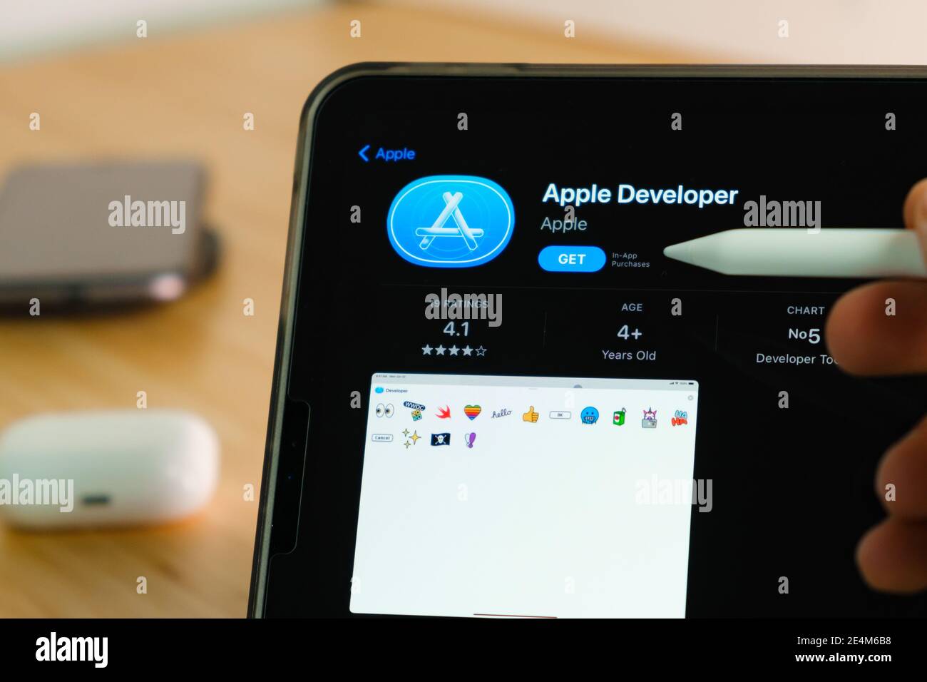Apple Developer Logo mit Apple Pencil auf dem Tablet-Bildschirm des iPad Pro. Mann mit Anwendung auf dem Tablet. Dezember 2020, San Francisco, USA. Stockfoto