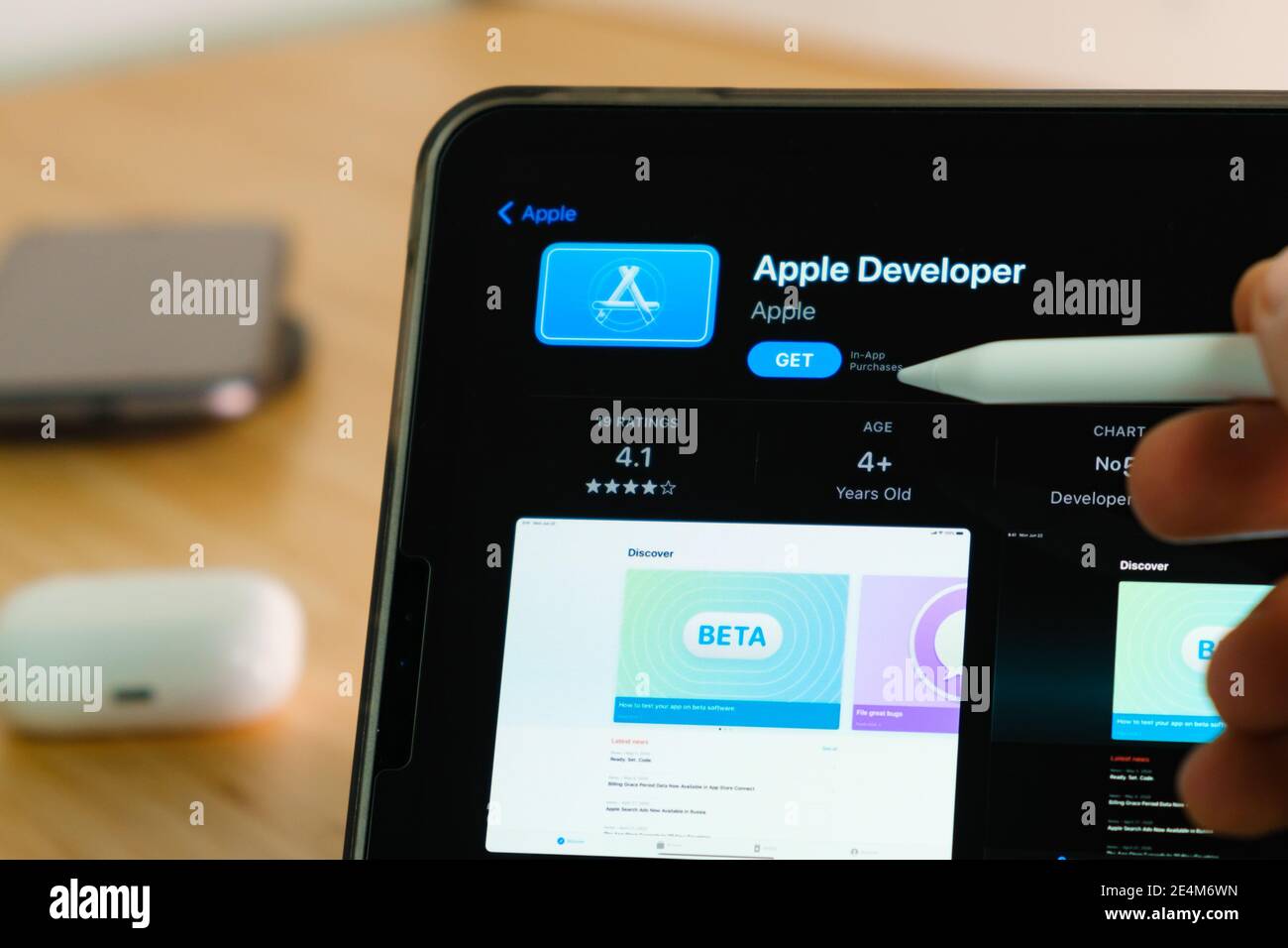 Apple Developer Logo mit Apple Pencil auf dem Tablet-Bildschirm des iPad Pro. Mann mit Anwendung auf dem Tablet. Dezember 2020, San Francisco, USA. Stockfoto