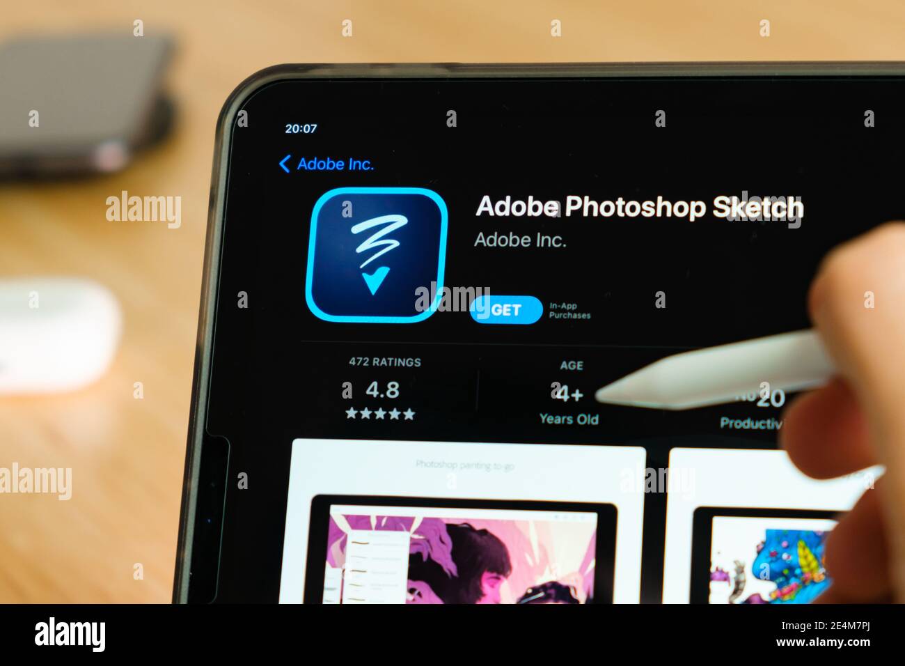 Adobe Photoshop Sketch-Logo mit Apfelstift auf dem iPad Pro  Tablet-Bildschirm. Mann mit Anwendung auf dem Tablet. Dezember 2020, San  Francisco Stockfotografie - Alamy