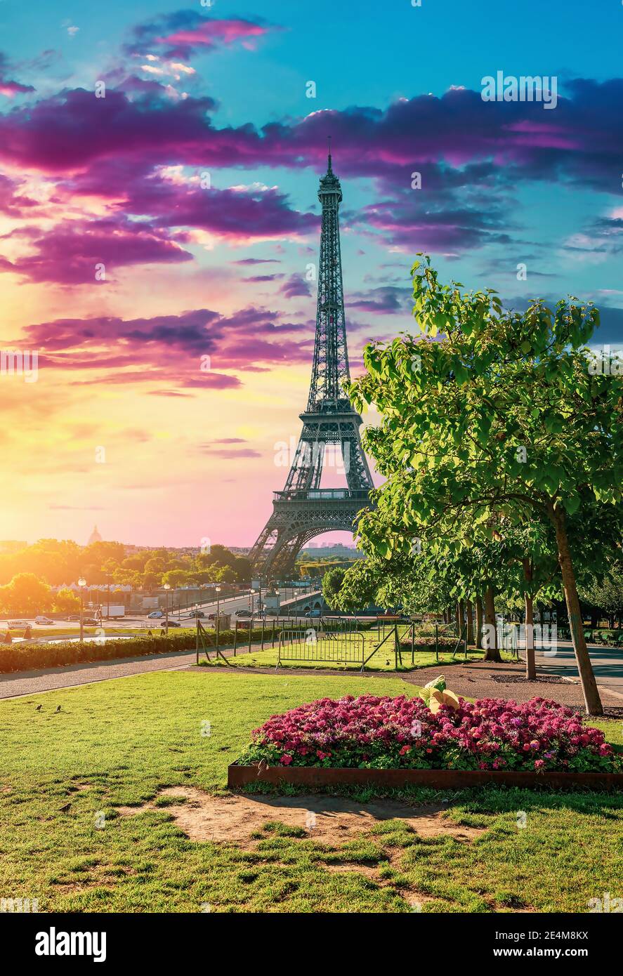 Eiffelturm und Garten aus Metall in Paris, Frankreich Stockfoto
