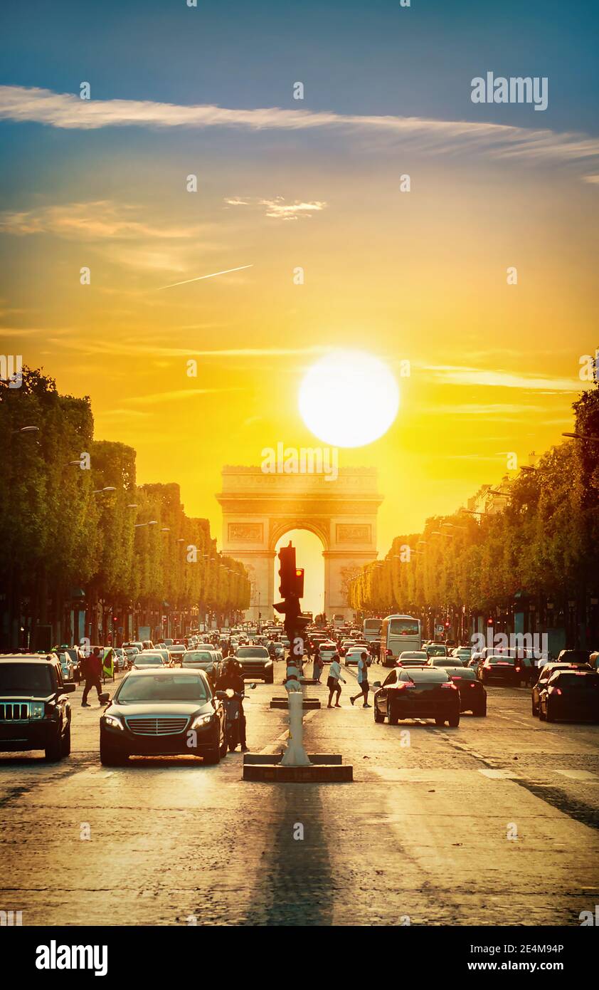 Bewölkten Sonnenuntergang über Arc de Triomphe in Paris, Frankreich Stockfoto