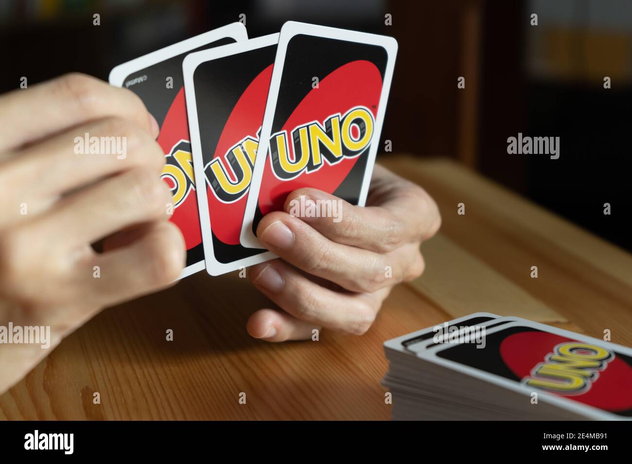 Bangkok, Thailand - 23. Januar 2021 : EIN Mann spielt UNO-Kartenspiel. Stockfoto