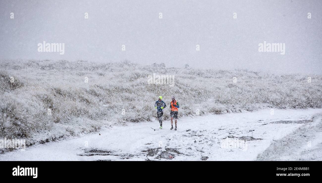 Auf Bull Island in Dublin laufen die Leute, als Teile Großbritanniens und Irlands am Sonntagmorgen von Schnee und Eis erwacht sind. Stockfoto