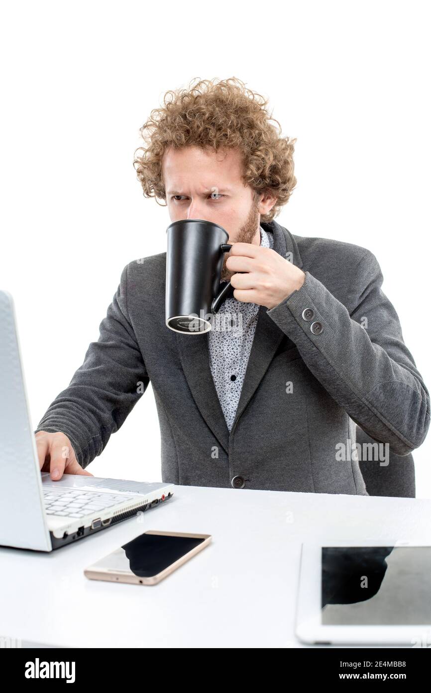 Porträt des nachdenklichen Geschäftsmann in Fliege und Jacke mit Laptop Und eine Tasse Kaffee halten Stockfoto