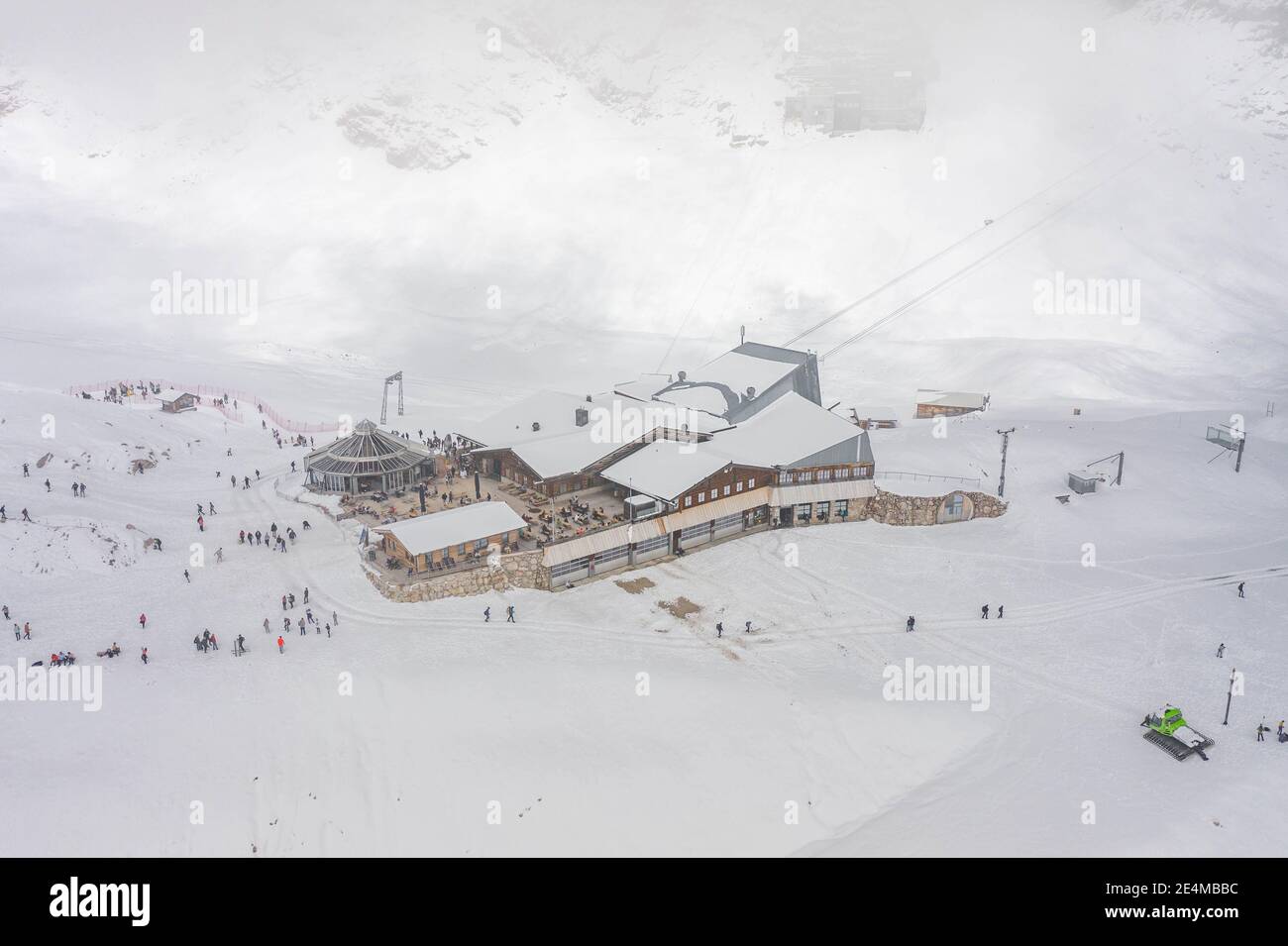 Luftaufnahme des Sonnalpin-Stationsrestaurants bei starkem Schnee Unter Zugspitze Top of Germany Stockfoto