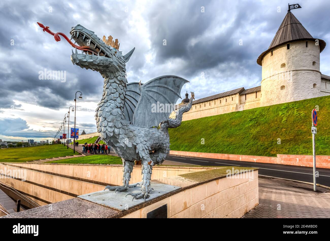 Kasan, Russland - 10. Juni 2018: Skulptur der mythischen Schlange Zilant, das offizielle Symbol von Kasan, in der Nähe des Kasaner Kremls, Republik Tatarstan Stockfoto