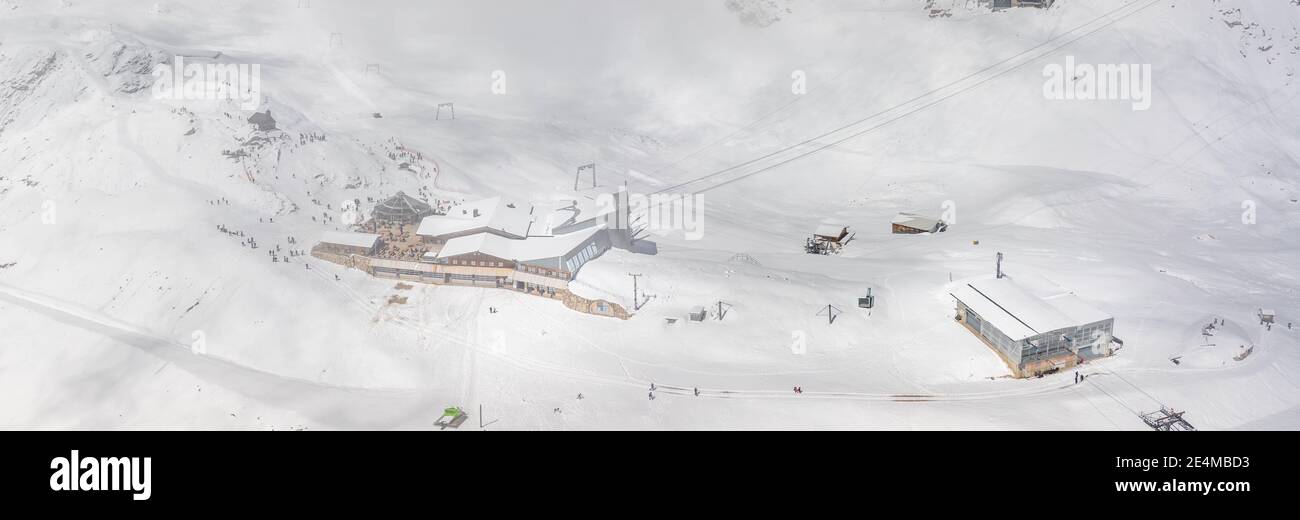 Panorama-Luftaufnahme des Restaurants Sonnalpin im schweren Schnee darunter Zugspitze Top of Germany Stockfoto