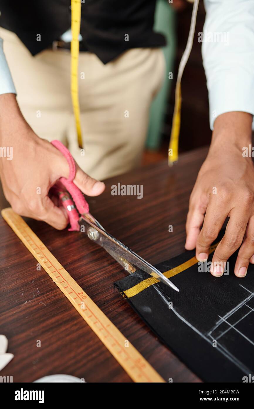 Nahaufnahme des Schneiders Ausschneiden maßgeschneiderte Jacke Detail mit Scharfe Schere Stockfoto
