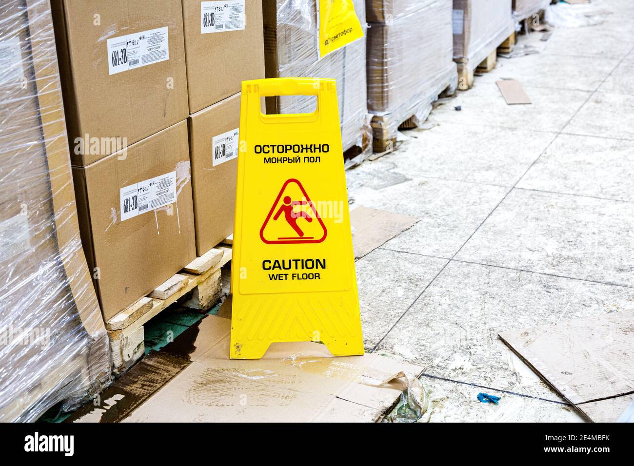 Warnschild Nasser Boden Stockfotos Und Bilder Kaufen Alamy