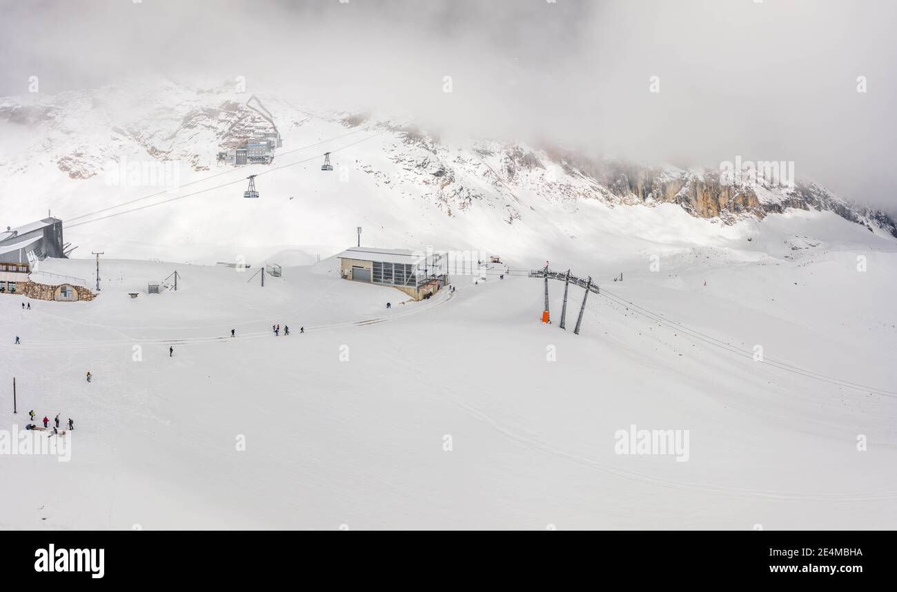 Luftdrohne Schneeansicht der Seilbahnstation an der Zugspitze Spitze von Deutschland Stockfoto