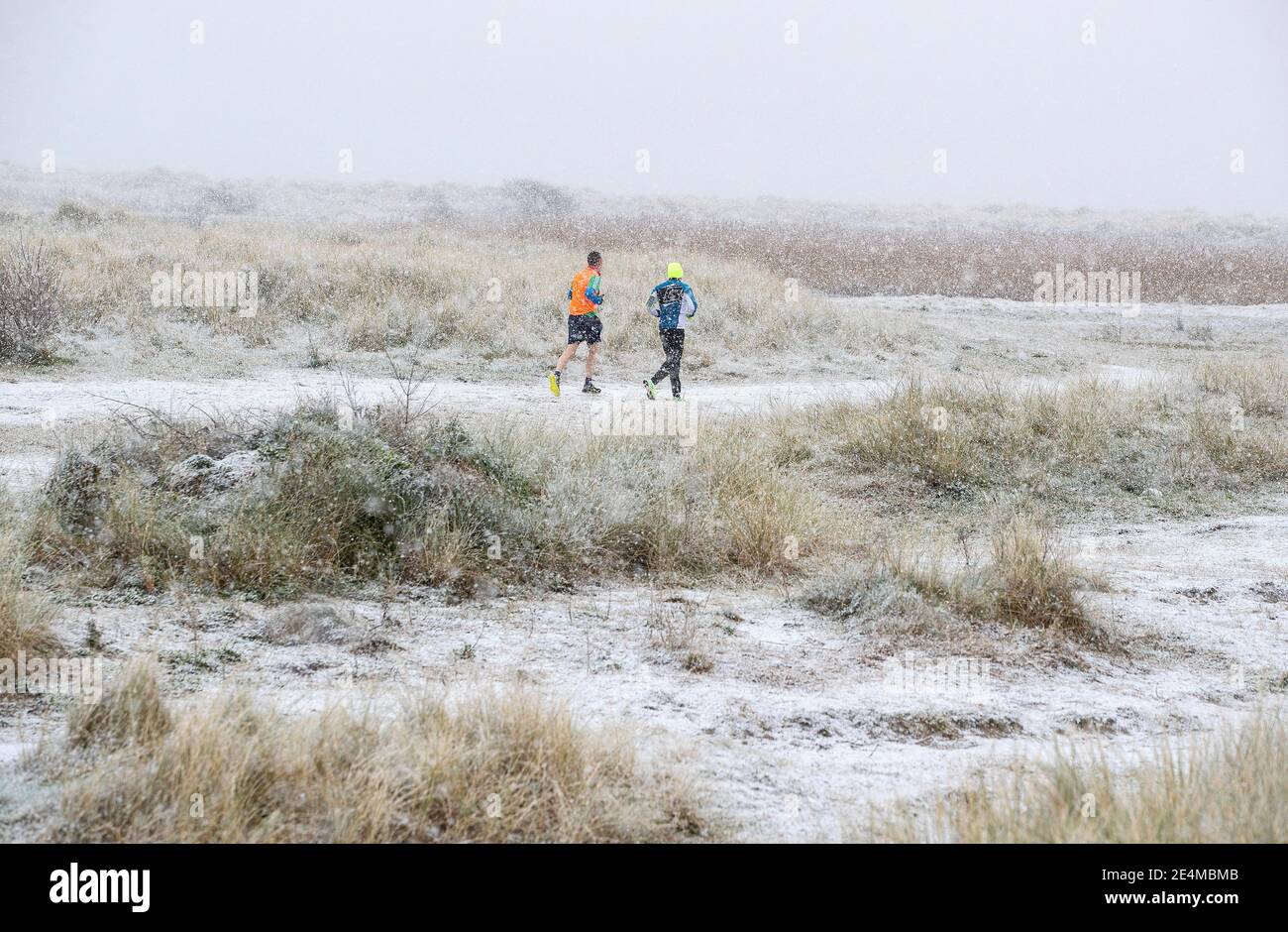Auf Bull Island in Dublin laufen die Leute, als Teile Großbritanniens und Irlands am Sonntagmorgen von Schnee und Eis erwacht sind. Stockfoto