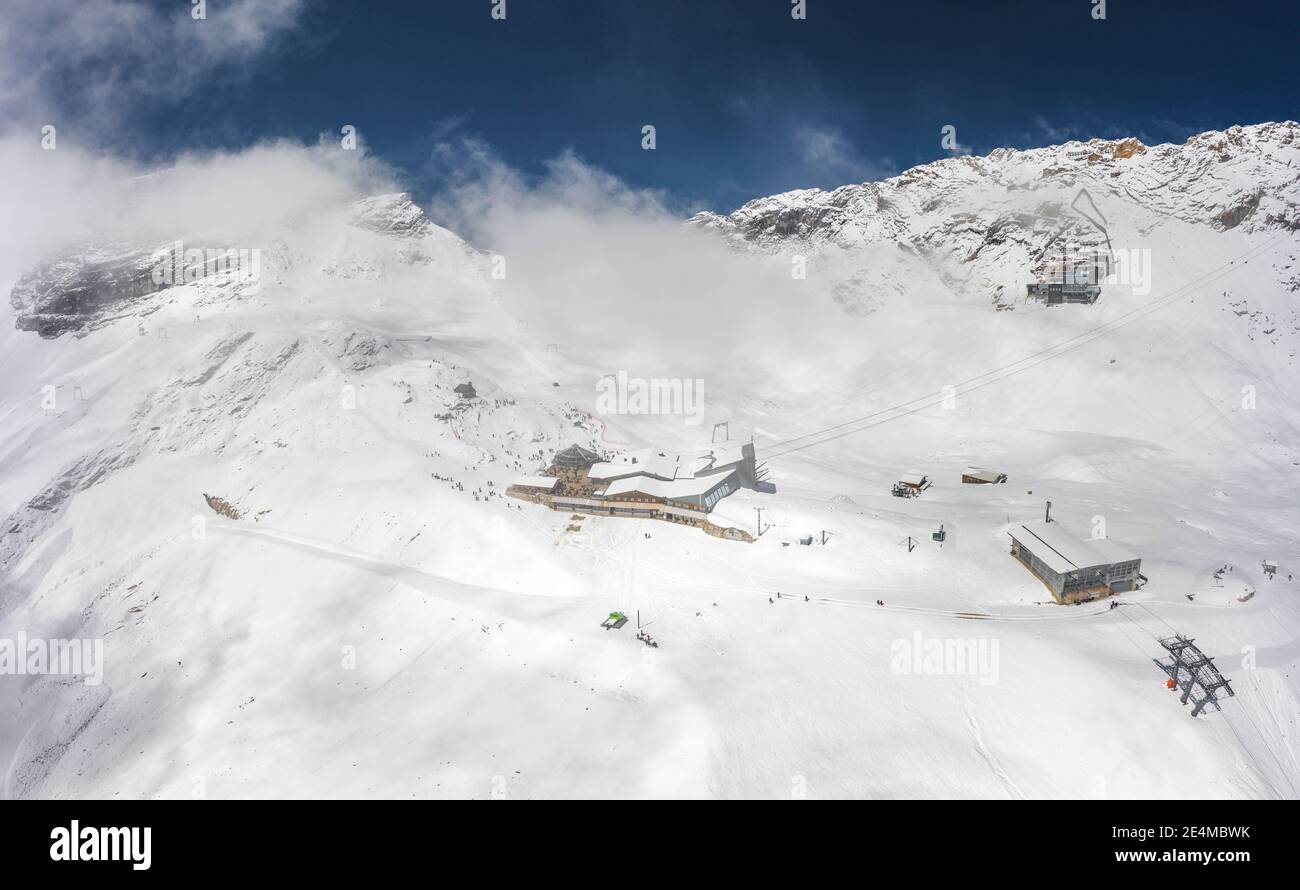 Luftaufnahme des Sonnalpin-Stationsrestaurants bei starkem Schnee Unter Zugspitze Top of Germany Stockfoto