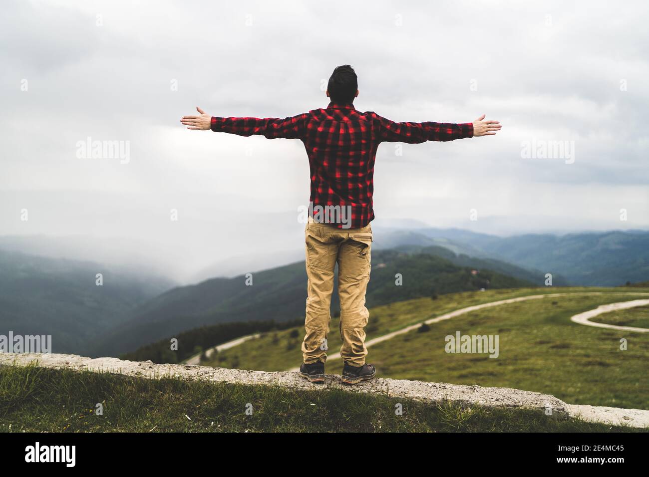 Mann, der auf dem Gipfel des Berges steht Stockfoto