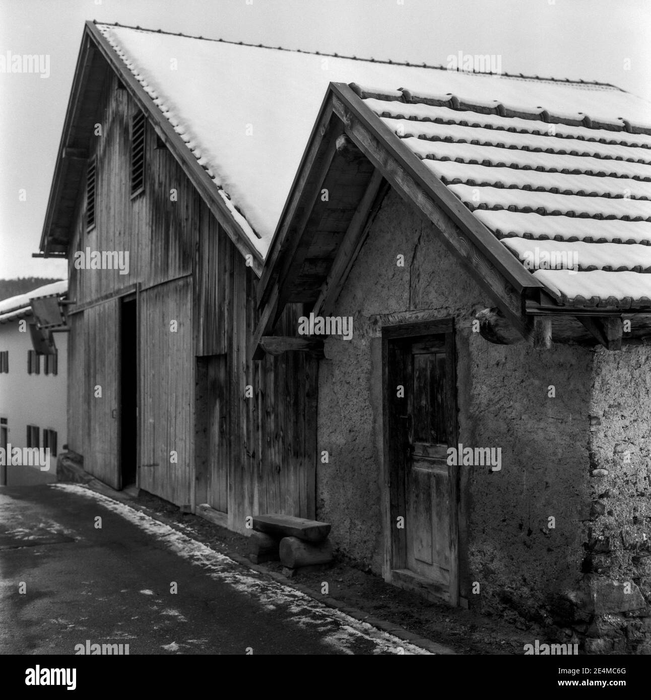 Alte Blockhütten für Tierheime im Schweizer Dorf Alvaneu, aufgenommen mit analoger Fototechnik Stockfoto