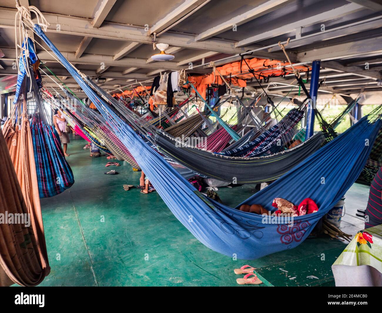 Amazon River, Peru - 19. Sep 2019: Viele schöne, bunte Hängematten auf dem Frachtschiff. Amazonien, Weg von Santa Rosa nach Iquitos. Amazonas, Peru Stockfotografie