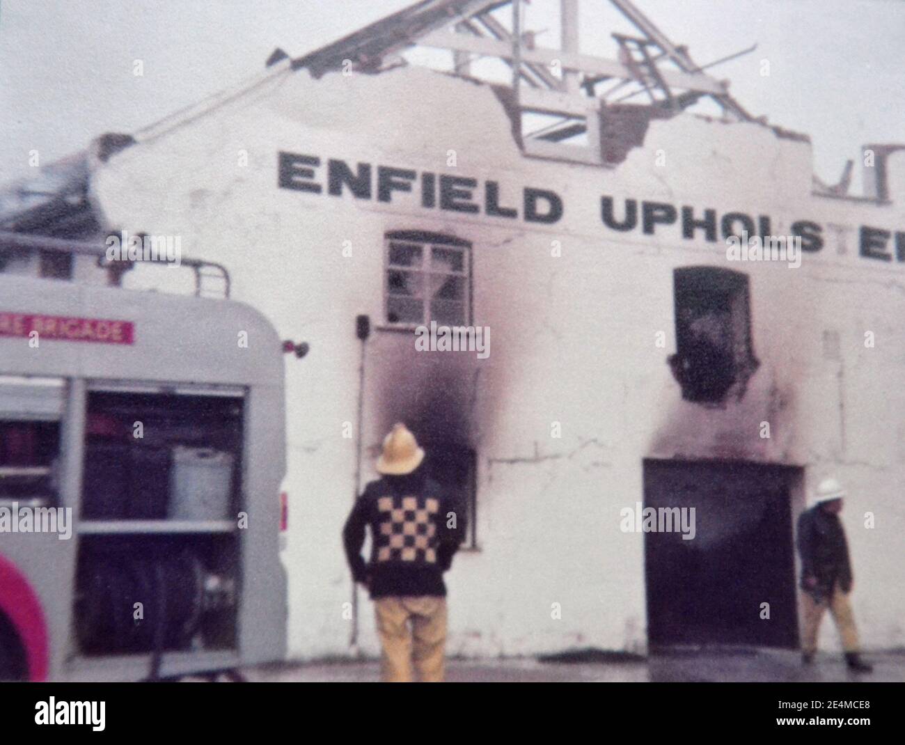 Feuerwehr, die beim Polsterbrand in Enfield war, als die Fabrik Anfang der 1980er Jahre niederbrannte. Church Street, Princes Risborough, Buckinghamshire, Großbritannien. Stockfoto